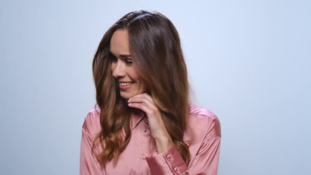 Feliz empresaria sonriendo en cámara. Mujer sonriente sobre fondo azul — Vídeos de Stock