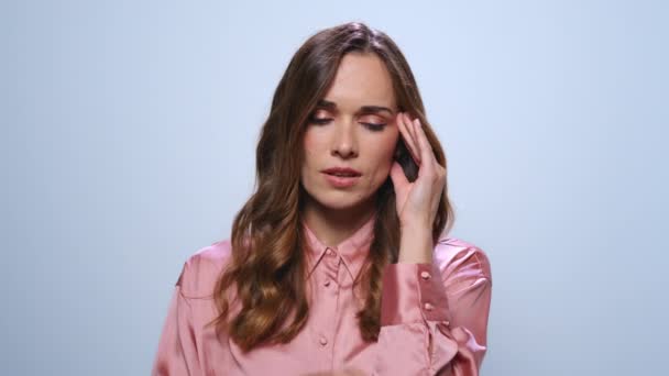 Unavená obchodnice má bolesti hlavy. Smutná dívka s migrénou pózující na kameru — Stock video