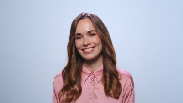 Playful businesswoman smiling on blue background. Flirting woman face in studio — Stock Video