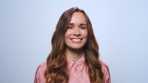 Mujer de negocios sonriente mostrando v signo. Mujer mostrando v gesto en el estudio — Vídeos de Stock