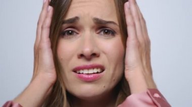 Stüdyoda iş kadını el ele tutuşuyor. İşten sonra strese giren bir bayan.