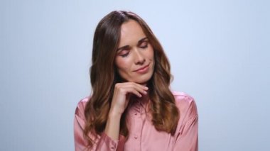 Stüdyoda şehvetli iş kadını portresi. Neşeli kadın kamerayla flört ediyor.