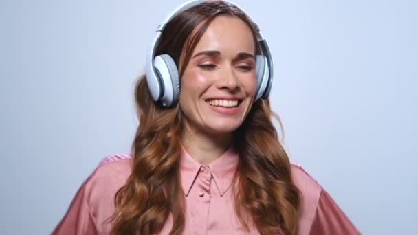 Bizneswoman tańcząca w słuchawkach. Profesjonalna muzyka do słuchania w słuchawkach — Wideo stockowe