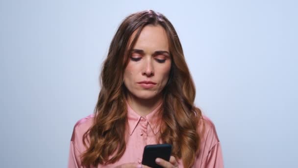 Mujer de negocios molesto llamando en el teléfono inteligente. Mujer usando el teléfono en el estudio — Vídeos de Stock