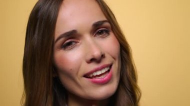 Çekici kadın kamerayla flört ediyor. Stüdyoda göz kırpan kadın.