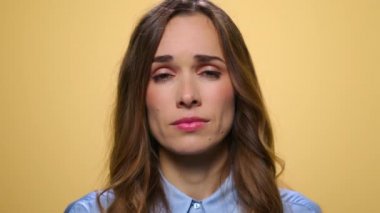 Sarı arka planda esneyen güzel bir kadın. Uykulu kız sabah uyanır.