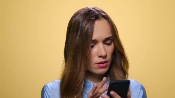 Mujer de negocios leyendo malas noticias en el smartphone. Triste mujer de negocios usando el teléfono — Vídeos de Stock