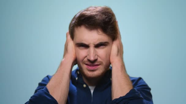 Uomo che si tiene per mano su sfondo blu. Studente stressato in studio — Video Stock