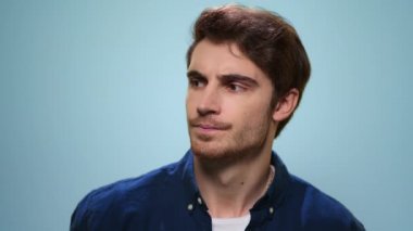 Stüdyodaki kol saatini kontrol eden adam. Kol saatine bakan bir adam.