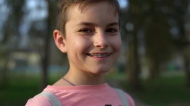 Bahar bahçesinde sevimli bir çocuk. Dışarıda poz veren parantez içindeki neşeli adam.