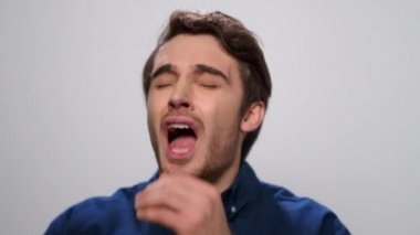 Hasta adam arka planda hapşırıyor. Öğrenci alerjiden hapşırıyor.