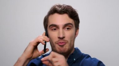 Stüdyoda telefonla konuşan adam. Telefon görüşmesi sırasında bağıran adam.