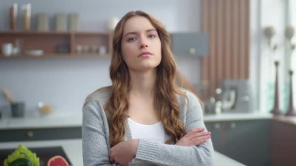 Portret van een serieuze vrouw op zoek naar camera in de keuken. meisje gevoel geïrriteerd indoor — Stockvideo