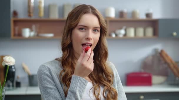 Hermosa mujer comiendo fresa en la cocina casera. Mujer sexy degustación de bayas — Vídeos de Stock