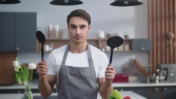 Lächelnde männliche Köche stehen in der heimischen Küche. Küchenchef bereitet sich auf das Kochen vor — Stockvideo