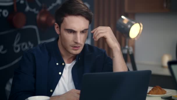 Biznesmen dostaje złe wieści na laptopie w domu. Smutny facet patrząc ekran laptopa — Wideo stockowe