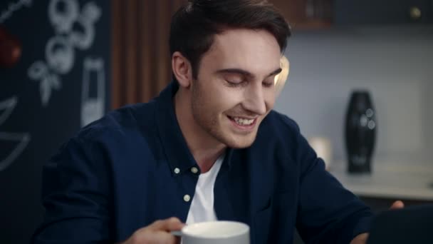 Portret uśmiechniętego biznesmena wykonującego wideo połączenie na komputerze w biurze. — Wideo stockowe