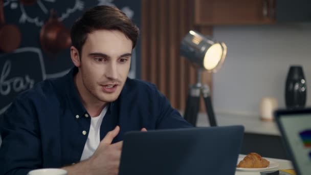 Портрет веселого бизнесмена, делающего видеозвонок на компьютере в домашнем офисе . — стоковое видео