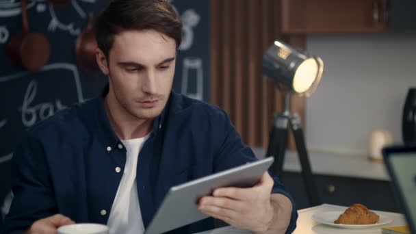 Πορτρέτο του εστιασμένου επιχειρηματία χρησιμοποιώντας τον υπολογιστή tablet στο γραφείο στο σπίτι. — Αρχείο Βίντεο