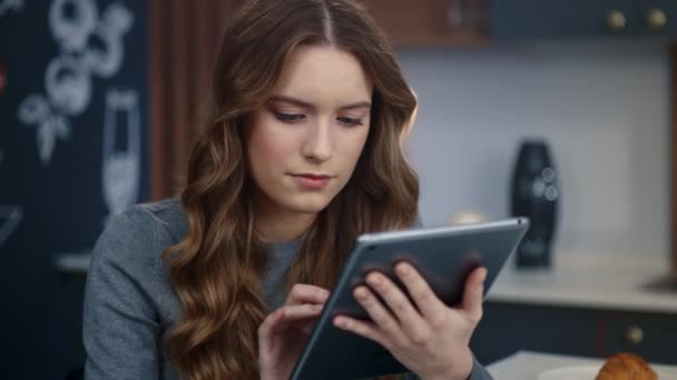 Konzentrierte Geschäftsfrau sucht Informationen auf Tablet-Computer im Home Office. — Stockvideo