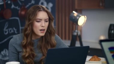 Kızgın iş kadını ofiste görüntülü konuşma ile konuşuyor. İş kadını tartışıyor