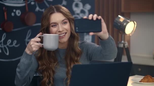 Retrato de mujer hermosa haciendo foto selfie en el teléfono móvil en la oficina en casa . — Vídeo de stock