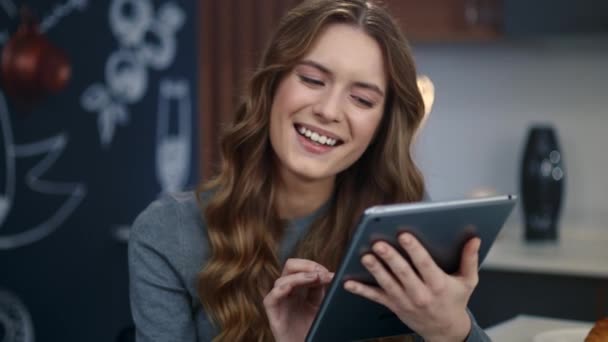 Portrait of surprised woman getting good news on tablet computer in home office. — Stock Video