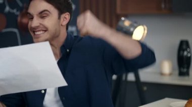 Yakın plan, iş adamının evdeki belgelerde mali verilere bakması heyecan verici..