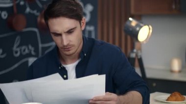 Ciddi bir iş adamı, merkez büroda mali veri öğreniyor. Kağıtlara bakan adam