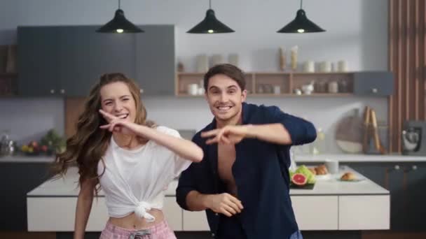 Nevető barátok, akik jól érzik magukat a hazai konyhában. Boldog pár táncol idebent.. — Stock videók