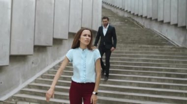 Sokakta erkek arkadaşını bekleyen bir kadın. Kız arkadaşına gül veren adam.