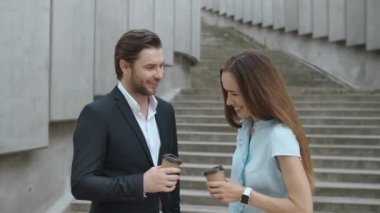 Şehirde neşeli iş arkadaşları konuşuyor. Kadın ve erkek işten sonra buluşuyorlar.