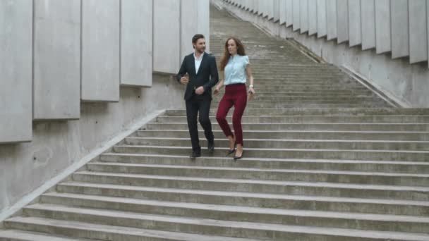 Uomo e donna che conversano all'aperto. Lavoratori che hanno pausa con caffè — Video Stock