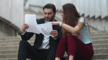 İnsanlar dokümanlarda iyi sonuçlara bakıyor. Meslektaşlar evet işareti yapıyor