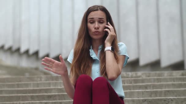 Mujer de negocios hablando por teléfono móvil en la ciudad. Empresaria sentada en las escaleras — Vídeos de Stock