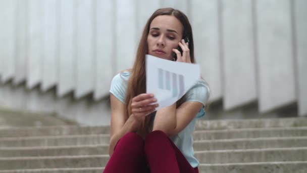 Mujer de negocios hablando en smartphone con colega. Trabajador mirando documentos — Vídeos de Stock