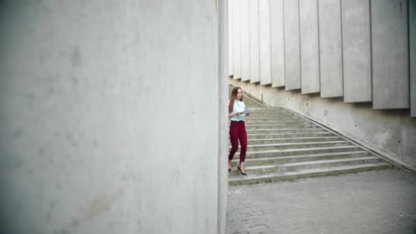 Επιχειρηματίας διαβάζει έγγραφα επιχειρήσεων σε εξωτερικούς χώρους. Εργαζόμενη γυναίκα που περπατάει για δουλειά — Αρχείο Βίντεο