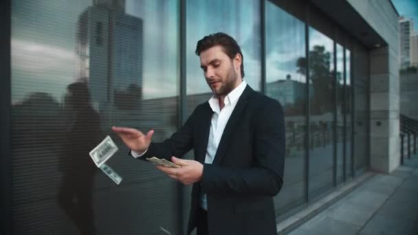 Geschäftsmann wirft Bargeld auf die Straße. Manager feiert Sieg mit Bargeld — Stockvideo