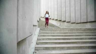 Sokaktaki belgelere bakan bir iş kadını. Toplantı için yönetici yürüyüşü