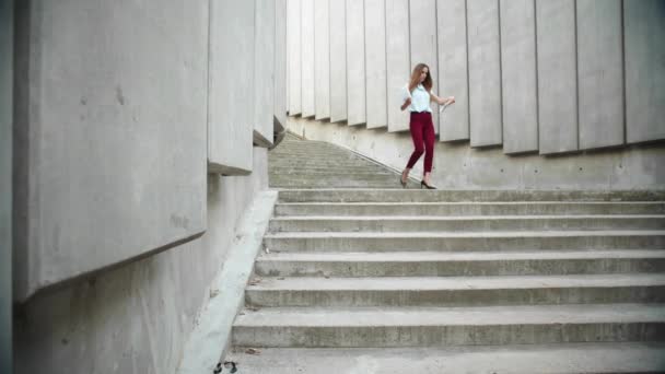 市内の書類を扱うビジネスマンだ。階段を歩いている女性管理者 — ストック動画