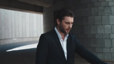 İş adamı kol saatini kontrol ediyor. Sokakta duran erkek çalışan.