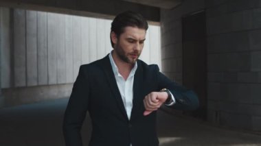 Kol saatinde profesyonel kontrol süresi. İş adamı iş arkadaşını bekliyor.