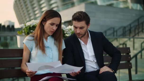 Couple d'affaires travaillant avec des documents en ville. Professionnels assis sur le banc — Video