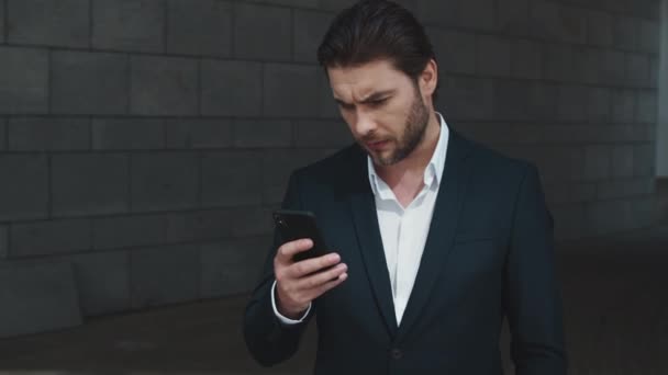 Üzletember okostelefont használ az utcán.Vállalkozó SMS-ezés mobiltelefonon — Stock videók