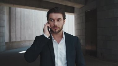 Şehirdeki iş adamı akıllı telefondan konuşuyor. Erkek çalışan cep telefonu kullanıyor.