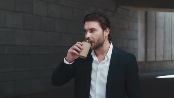 Omul de afaceri bea cafea pentru a merge în aer liber.Bărbat profesionist în picioare pe stradă — Videoclip de stoc