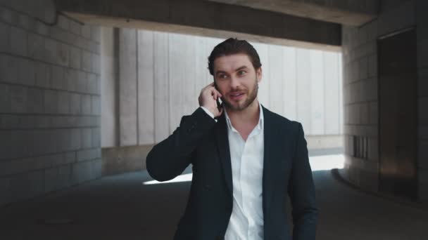 Empresário a falar ao telemóvel na cidade. Profissional masculino comemorando o sucesso — Vídeo de Stock