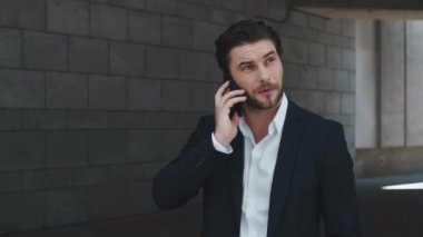 İş adamı sokakta cep telefonuyla konuşuyor. İş adamı arıyor.