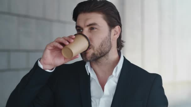 Az üzletember iszik, elviszi a kávét az utcára. Férfi vállalkozó tart szünetet — Stock videók