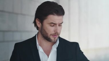 İş adamı kol saatini kontrol ediyor. Dışarıda bekleyen profesyonel bir iş arkadaşı.